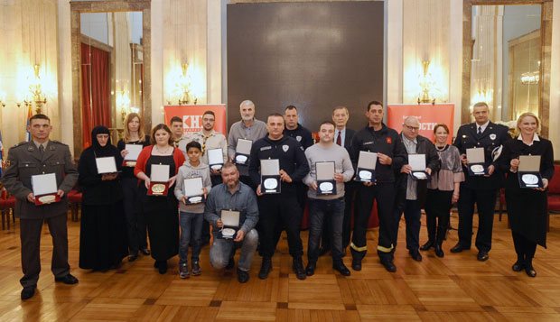 ДОДЕЉЕНЕ НАГРАДЕ ЗА НАЈПЛЕМЕНИТИЈИ ПОДВИГ ГОДИНЕ: Животе хероја красе велика дела (ФОТО/ВИДЕО)
